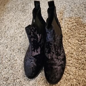 Toms Ella Black Crushed Velvet Chelsea Style Ankle Boot. Size 9